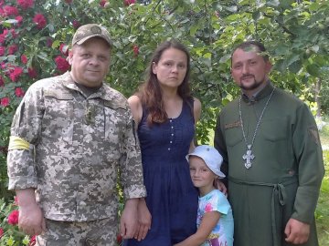 Волинські прикордонники привітали з днем народження дружину загиблого побратима 