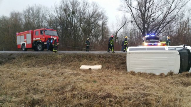 На Волині через ожеледицю на дорогах декілька автомобілів опинились у кюветах. ФОТО