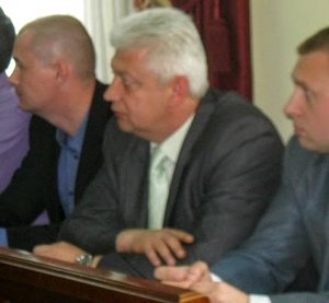 Віктор Мачульський (по центру) заробляв 19 260 гривень щомісяця