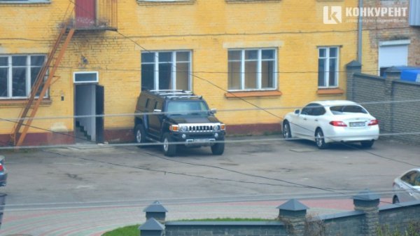 Позаду окружного суду щодня паркується чорний позашяховик Hummer. Можна припустити, що це і є автомобіль заступника голови.