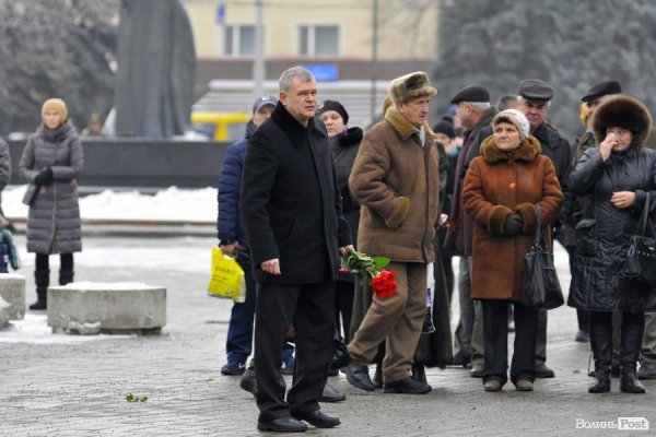 Фото прощання з міським головою Луцька Миколою Романюком