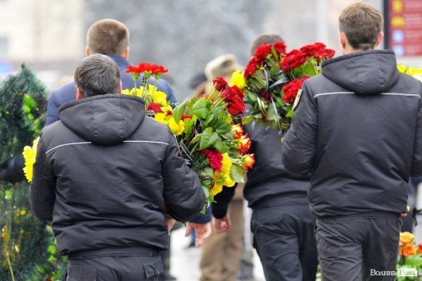 Фото прощання з міським головою Луцька Миколою Романюком