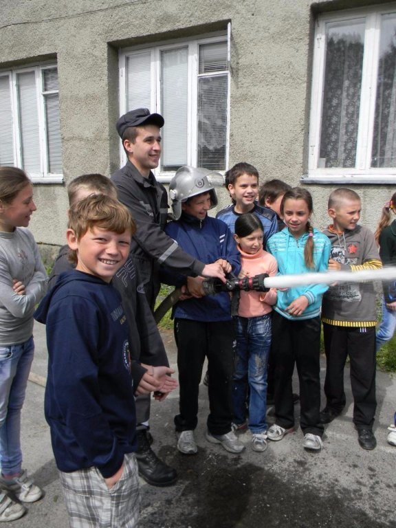 До ківерцівської школи завітали рятувальники. ФОТО