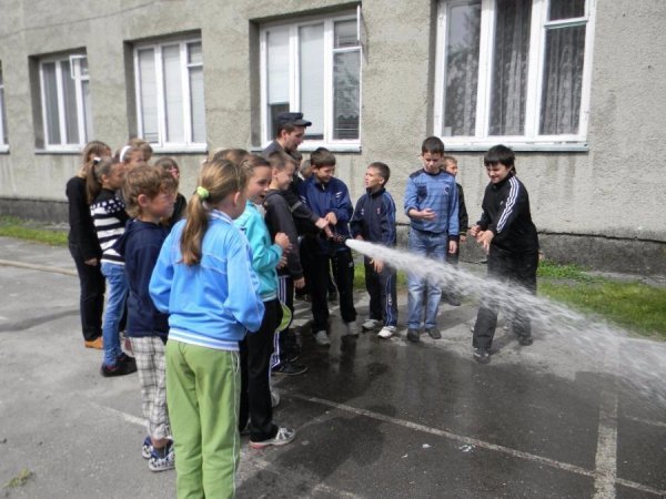 До ківерцівської школи завітали рятувальники. ФОТО