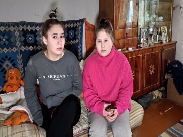 Дві сестри, яких повернули з російського дитячого будинку, тепер живуть на Волині. ВІДЕО