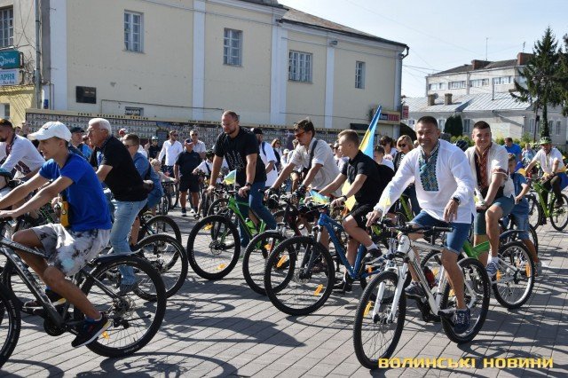 Велопробіг у вишиванках: понад чотири сотні лучан долучилися до патріотичного заходу у День міста. ФОТО