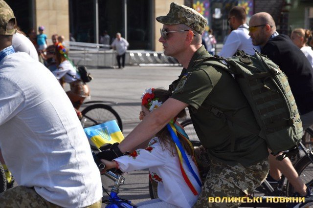 Велопробіг у вишиванках: понад чотири сотні лучан долучилися до патріотичного заходу у День міста. ФОТО