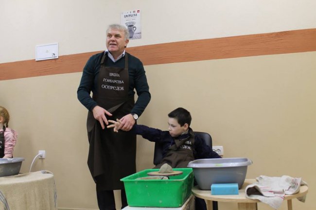 На Волині особливі діти ліпили посуд із глини