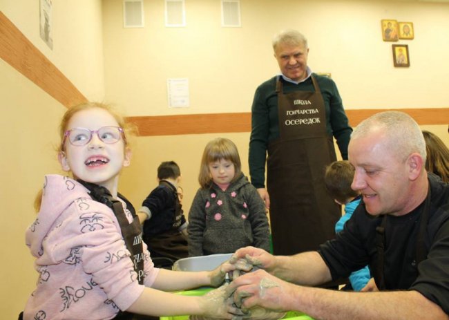 На Волині особливі діти ліпили посуд із глини