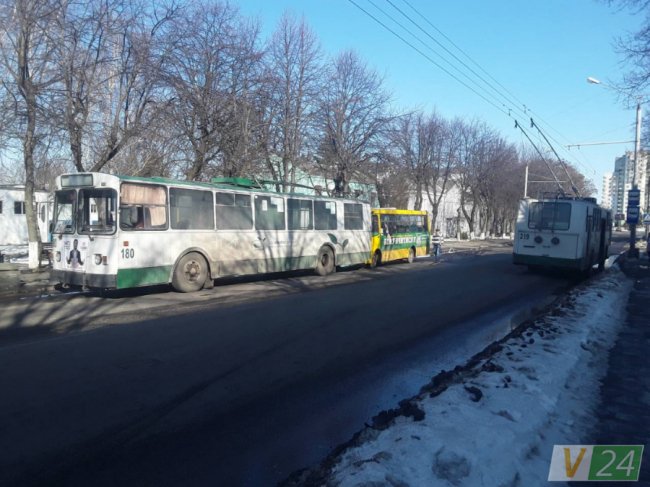 У центрі Луцька маршрутка в'їхала в тролейбус