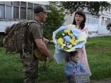 Повернувся з війни на кілька днів: показали відео зустрічі прикордонника з Волині з рідними