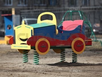 На дитячому майданчику паркуються автомобілі