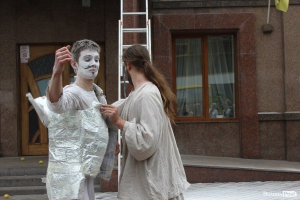 Експериментальний білоруський театр епатував луцьку публіку. ФОТО. ВІДЕО