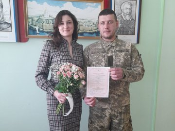 Кохання зародилося у зоні бойових дій: військовослужбовець з Волині приїхав у відпустку, аби одружитися