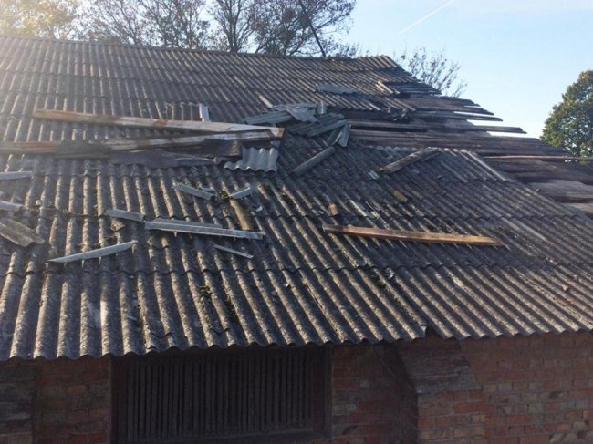 Наслідки негоди на Волині: гілка дерева вибила вікна у гуртожитку. ФОТО