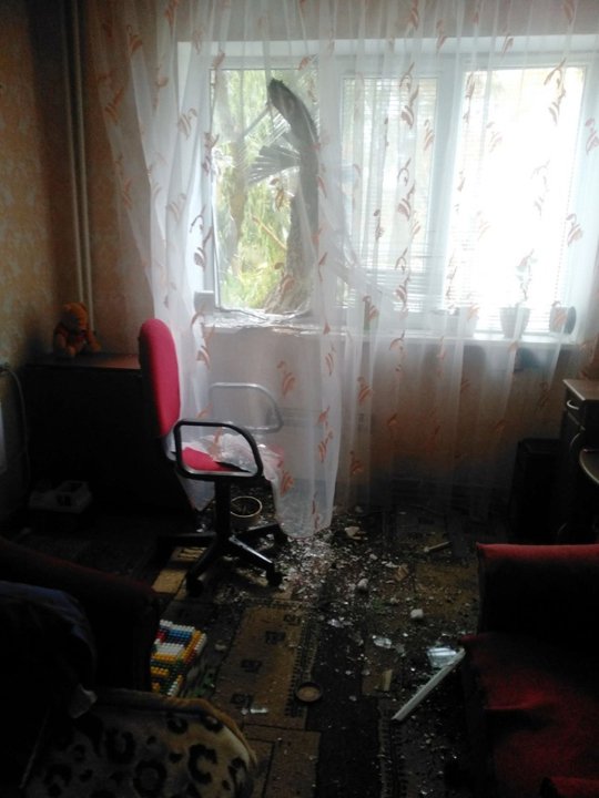 Наслідки негоди на Волині: гілка дерева вибила вікна у гуртожитку. ФОТО