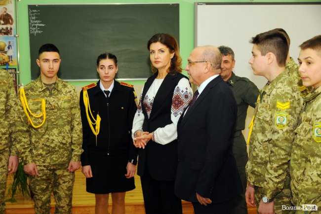 Марина Порошенко та Володимир Гунчик спілкуються з ліцеїстами