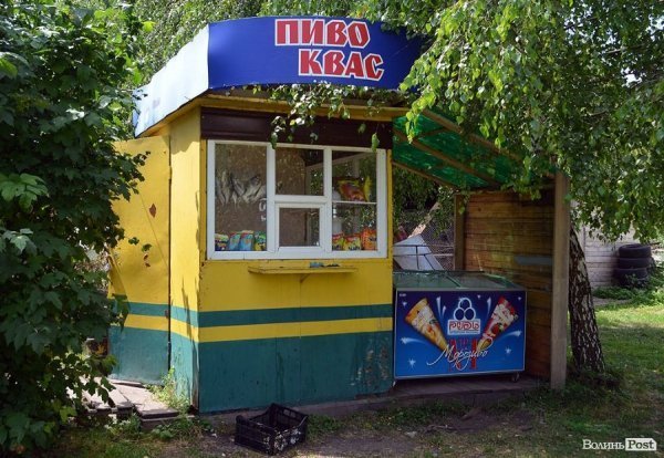 Можна на місці придбати морозиво, насіння, квас, пиво і до пива. 