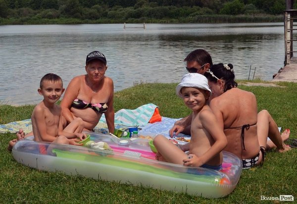 Світлана з Луцька із сім'єю тут відпочиває не вперше. Каже, що поблизу Луцька чистішої води ніде нема. 