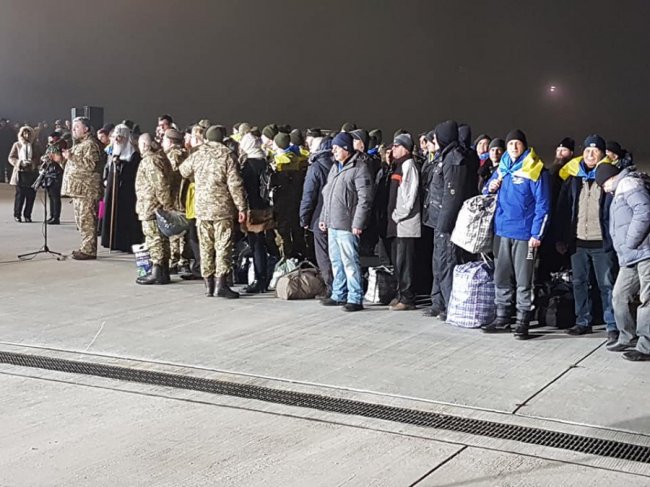 Літаки зі звільненими з полону прибули до Києва