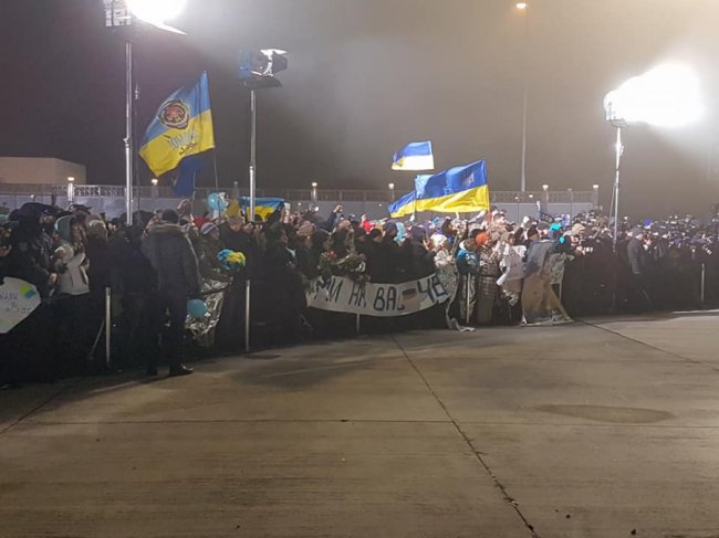 Літаки зі звільненими з полону прибули до Києва