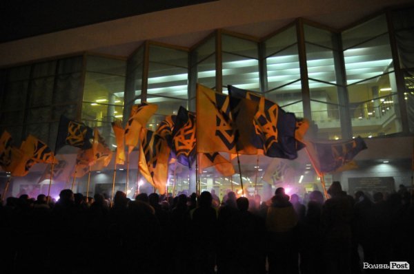 Фаєри, смолоскипи, гасла: Луцьком пройшла хода. ФОТО