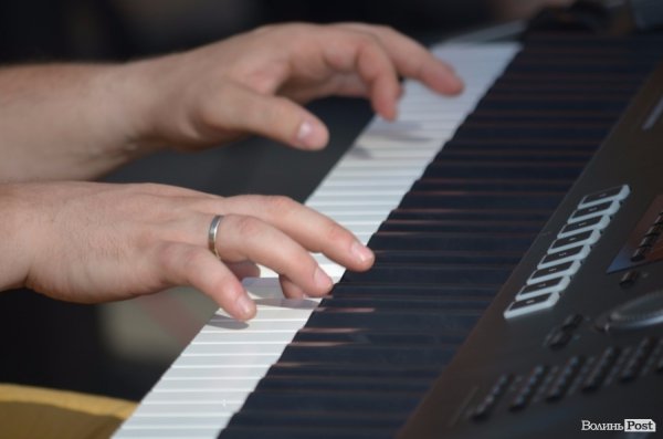 Львівський гурт примусив циган танцювати в центрі Луцька. ФОТО ВІДЕО