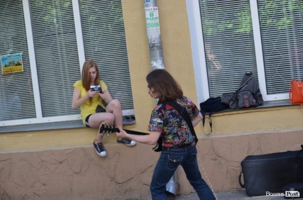 Львівський гурт примусив циган танцювати в центрі Луцька. ФОТО ВІДЕО