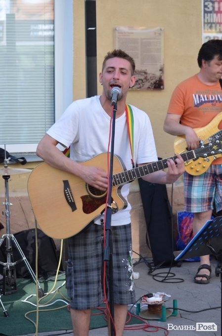 Львівський гурт примусив циган танцювати в центрі Луцька. ФОТО ВІДЕО