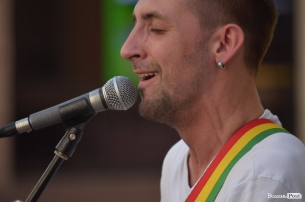 Львівський гурт примусив циган танцювати в центрі Луцька. ФОТО ВІДЕО