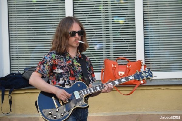 Львівський гурт примусив циган танцювати в центрі Луцька. ФОТО ВІДЕО