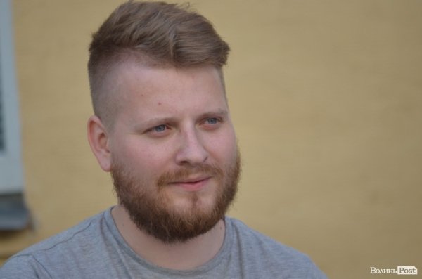 Львівський гурт примусив циган танцювати в центрі Луцька. ФОТО ВІДЕО