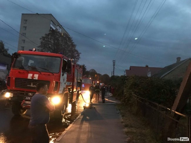 У постраждалих порізані вени й обпечене тіло: у Луцьку горів будинок. ФОТО