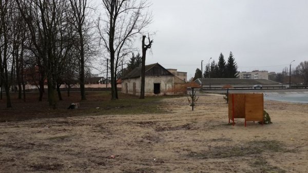 У Луцьку на Теремнівських ставках украли роздягалки. ФОТО