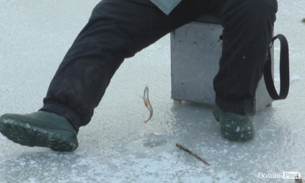 Нововолинських рибалок попередили про небезпеку на льоду. ФОТО