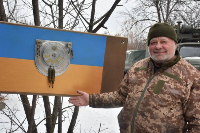 Військовий з 14-ої бригади майструє фотозони на передовій