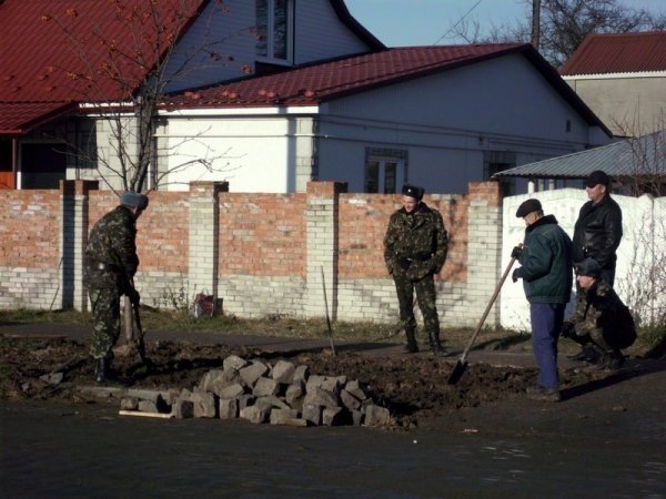 У Володимирі-Волинському вулицю ремонтують солдати