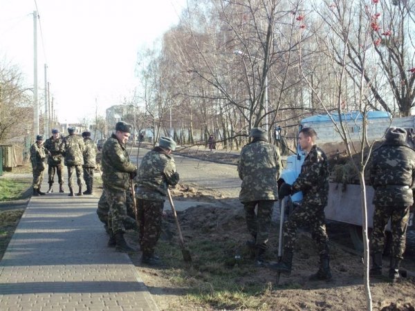 У Володимирі-Волинському вулицю ремонтують солдати