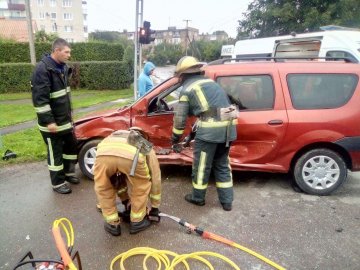 Аварія на Волині: одного з постраждалих водіїв вирізали рятувальники