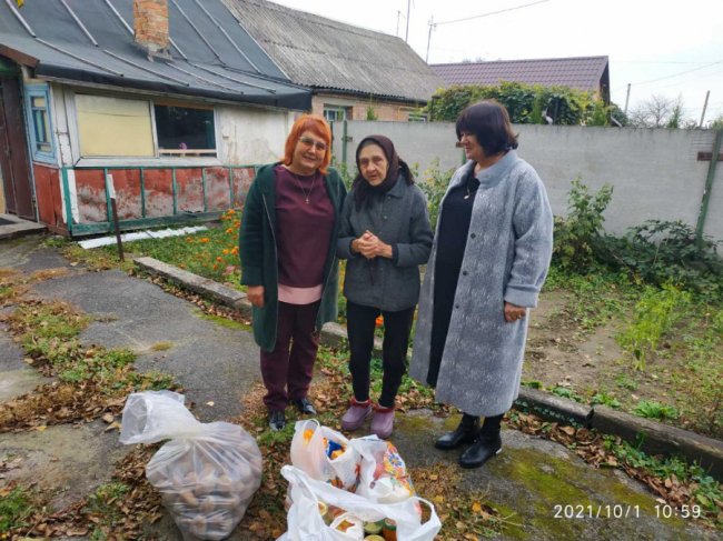 Акція «Милосердя»: учні школи у Рованцях зібрали подарунки для літніх людей 