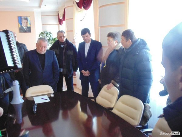 Губернатора переконують піти