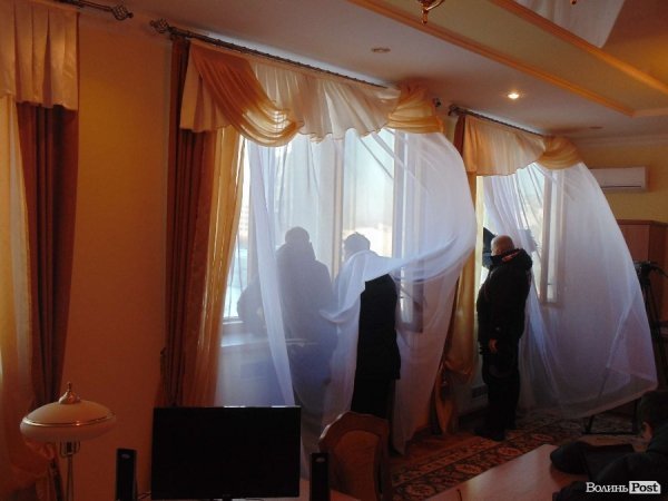 У кабінеті голови облради повідкривали вікна щоб краще чути скандування натовпу