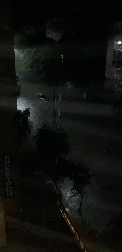 Вулицю волинського міста затопило. ФОТО