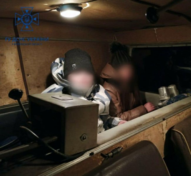 На Волині у сніговому заметі ввечері застрягла молода сім'я з дитиною. ФОТО