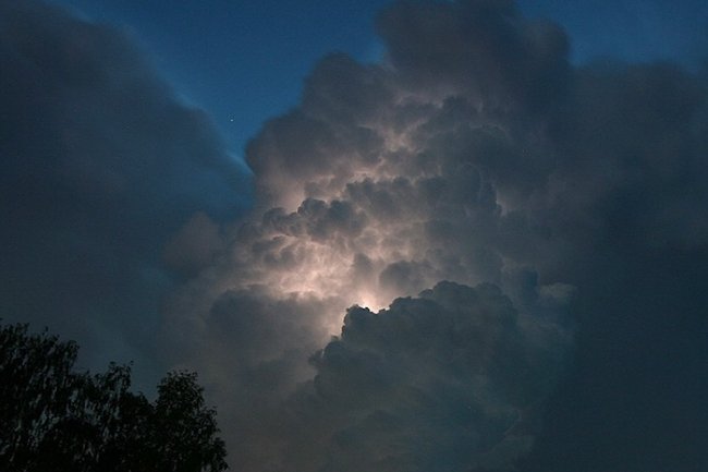 Могутність і велич природи – потужна блискавка над Луцьком. ФОТО