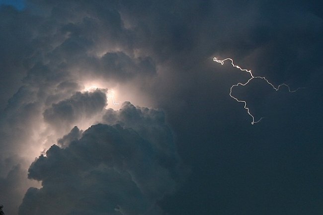 Могутність і велич природи – потужна блискавка над Луцьком. ФОТО