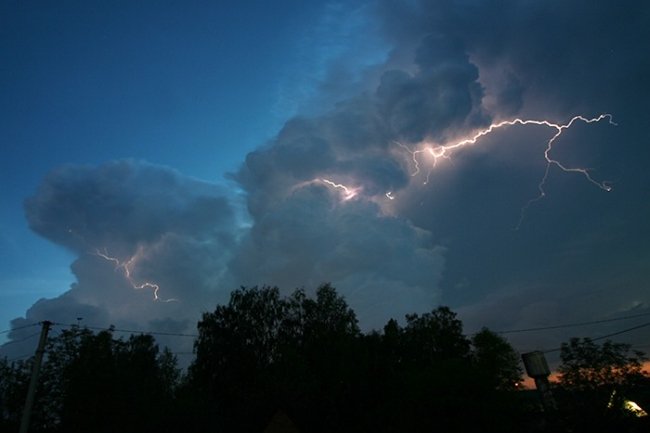 Могутність і велич природи – потужна блискавка над Луцьком. ФОТО