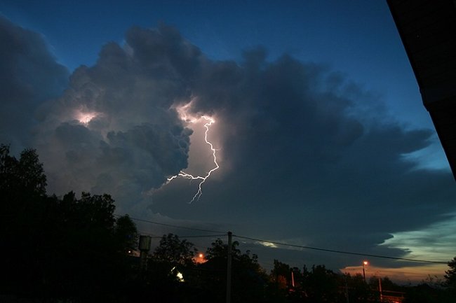 Могутність і велич природи – потужна блискавка над Луцьком. ФОТО