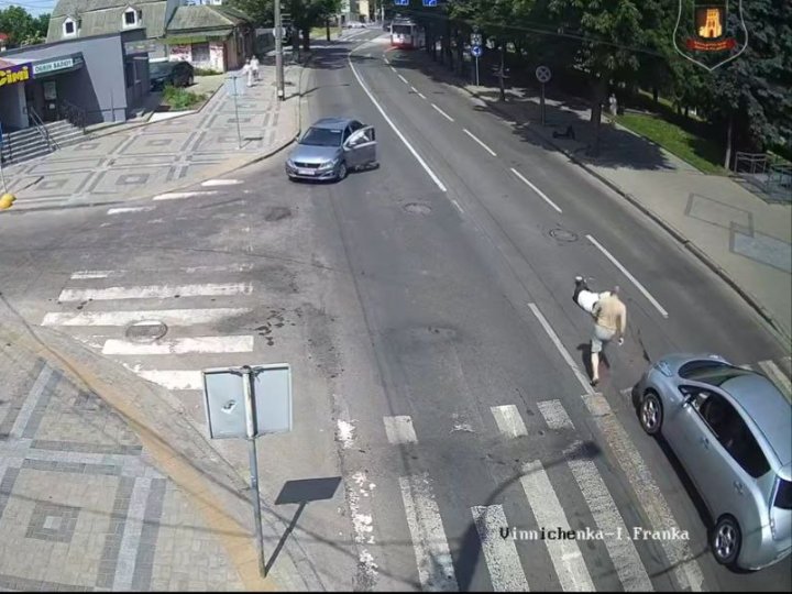 У Луцьку на пішохідному переході авто збило жінку. ВІДЕО