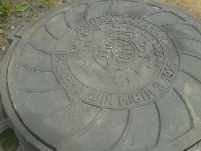 У Луцьку маркуватимуть люки, щоб запобігти крадіжкам. ФОТО